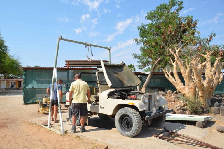 Wartung am Jeep